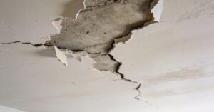 Spadł tynk z sufitu: jak naprawić odpadający tynk i zabezpieczyć strop?