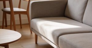 Mały salon z narożnikiem i stołem – jak urządzić funkcjonalną aranżację?